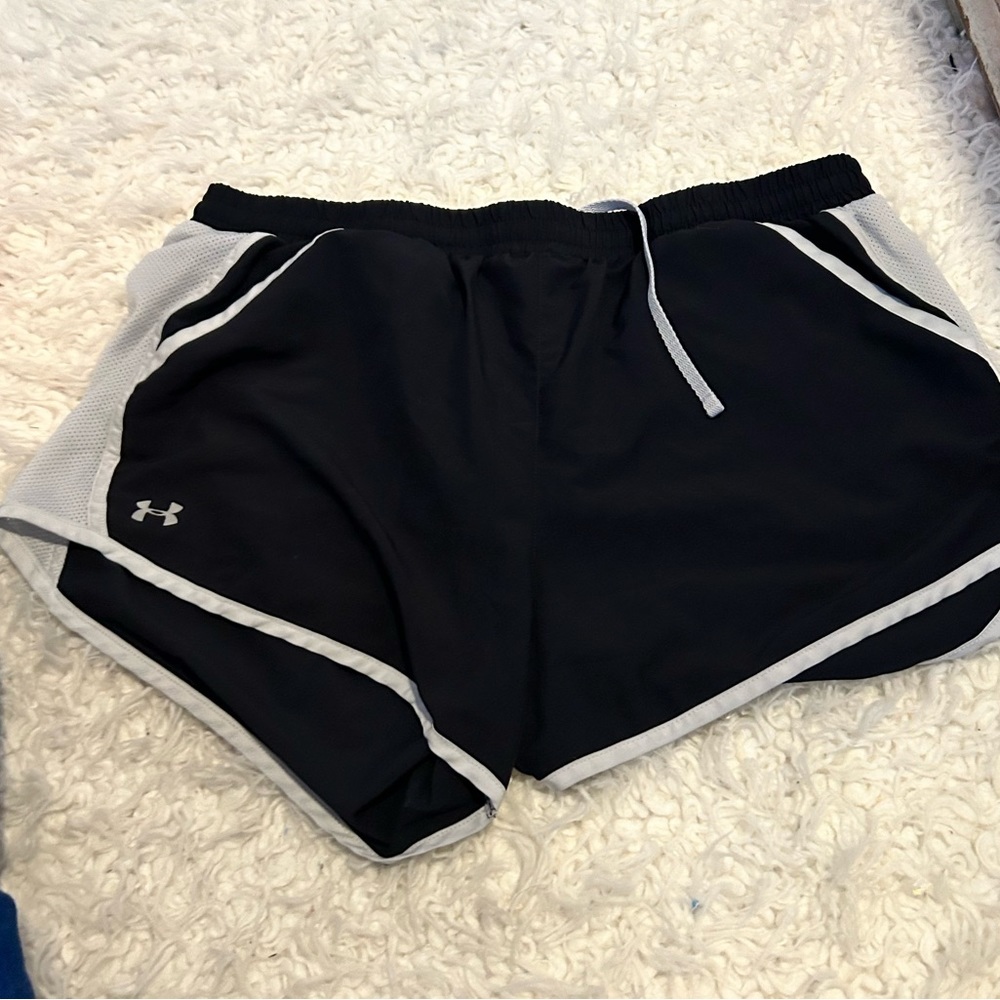 50%offw❤️ Under Armour Woman’s Black & White Running Shorts Size L no tags 112